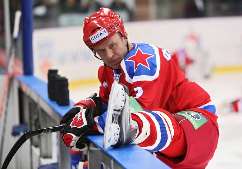 С 2009 по 2012 год Вячеслав Фетисов был президентом хоккейного ЦСКА. 51-летний спортсмен в 2009 году сыграл за команду один официальный домашний матч  

