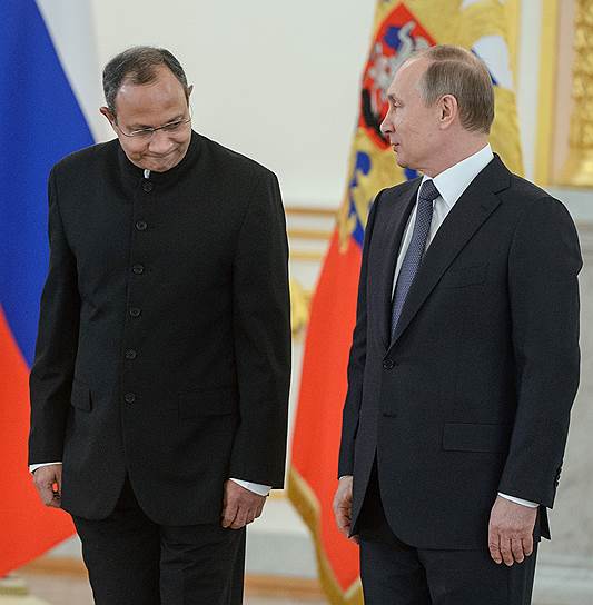 Чрезвычайный и полномочный посол Индии в России Панкадж Саран и президент России Владимир Путин
