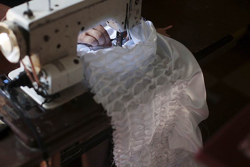 На ткацкой фабрике El Nuevo Renacer в Хукуапе ежедневно производят декорированную ткань для внутренней обивки гробов