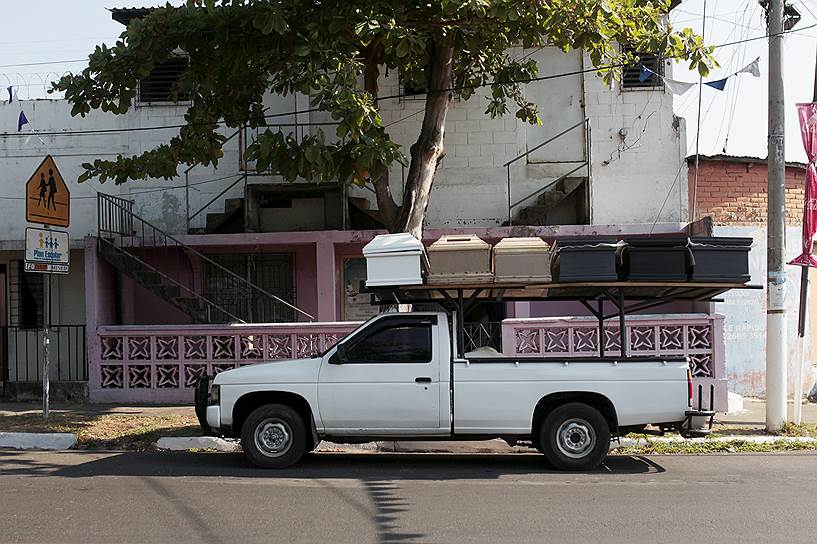 Каждый день с самого утра узкие улочки Хукуапы заполоняют небольшие грузовики, которые развозят изготовленные гробы в похоронные бюро по всей стране и за ее пределами