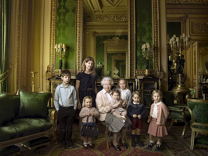 Лондон, Великобритания. Королева Елизавета II, отмечающая 21 апреля свое 90-летие, позирует со своими внуками и правнуками
