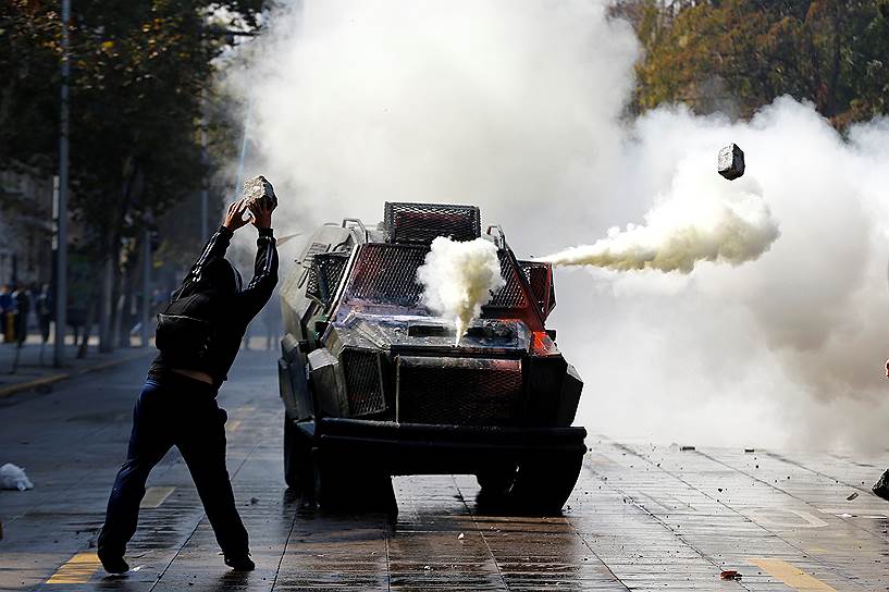 Сантьяго, Чили. Столкновения студентов с полицией во время акции за изменения в системе государственного образования