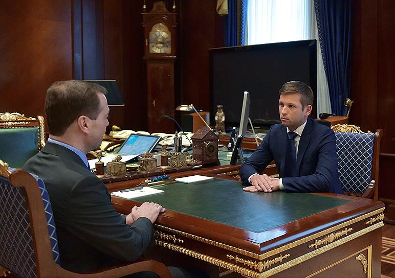 Премьер-министр Дмитрий Медведев (слева) и назначенный главой Росимущества Дмитрий Пристансков