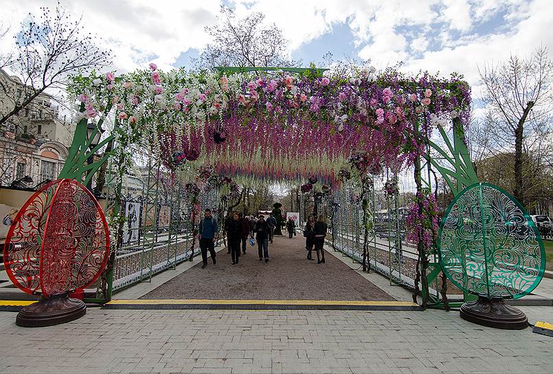 «Разработка авторских проектов» и изготовление цветочного тоннеля на Тверском бульваре потребовали 5 млн руб. Столько же ушло на «предоставление торгового оборудования для продажи цветов» на бульваре