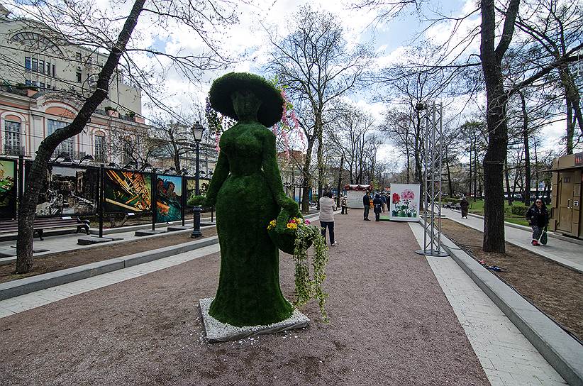 Топиарные фигуры «Влюбленные парочки» и «Цветочницы» на Тверском бульваре стоят 4,1 млн руб.