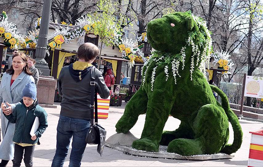 Лев и его подиум в Новопушкинском сквере, в декоре которых должны присутствовать живые растения, обошлись городскому бюджету в 1,4 млн руб.