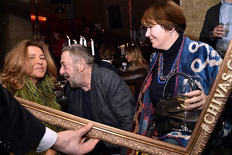 Супруга дизайнера Дмитрия Гуржия Наталья Семенова, режиссер Павел Лунгин с супругой Еленой на вечеринке #Chivasclub в баре &quot;Квартира&quot;.