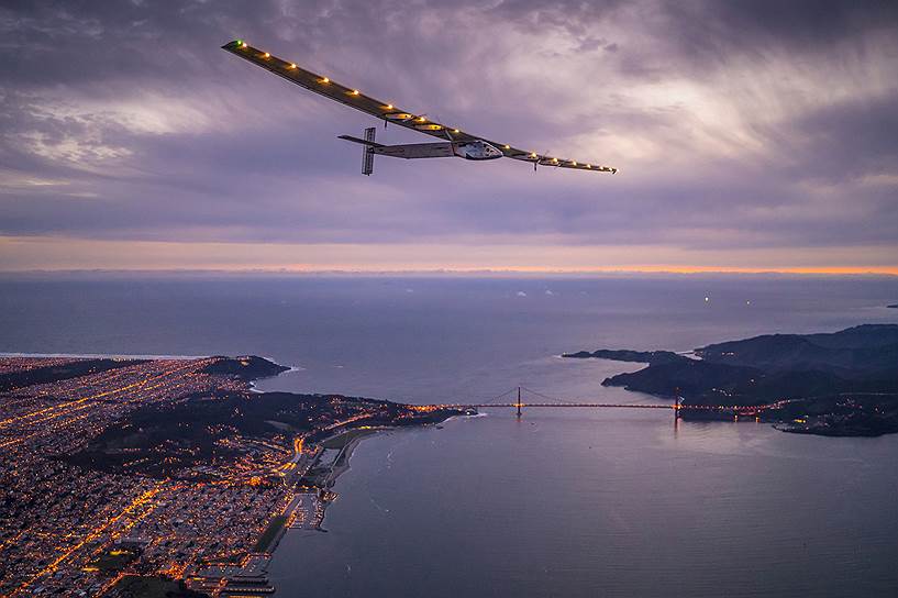 Сан-Франциско, США. Самолет на солнечных батареях Solar Impulse 2 пролетает над городом перед посадкой на аэродроме Моффетт. Полет с Гавайев в Калифорнию занял 62 часа