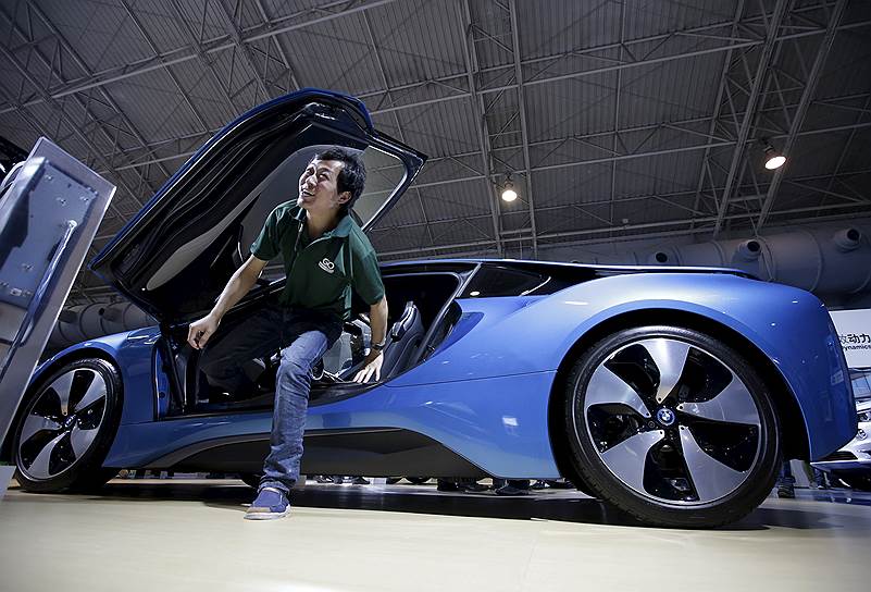 Вокруг гибридного суперкара BMW i8 недавно разгорелась интрига: несколько руководителей, занимавшихся проектами BMW i, ушли работать в китайскую компанию производству электромобилей Future Mobility Corp, созданную на деньги китайских инвесторов. Ушел, в частности, Карстен Брайтфильд, руководивший разработкой i8 и проработавший в BMW 20 лет
