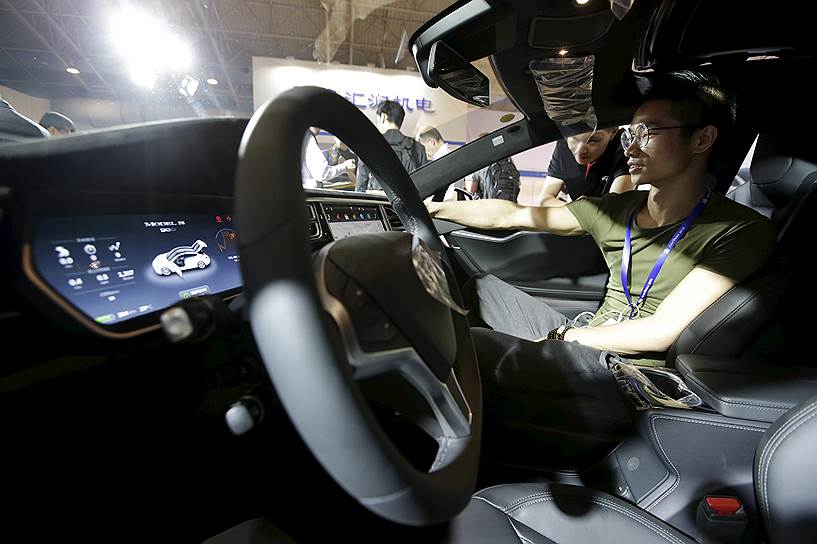 Внимание китайцев традиционно привлекает Tesla Model S. Это связано с тем, что в Пекине в этом году представлено несколько моделей, способных конкурировать с американским электромобилем