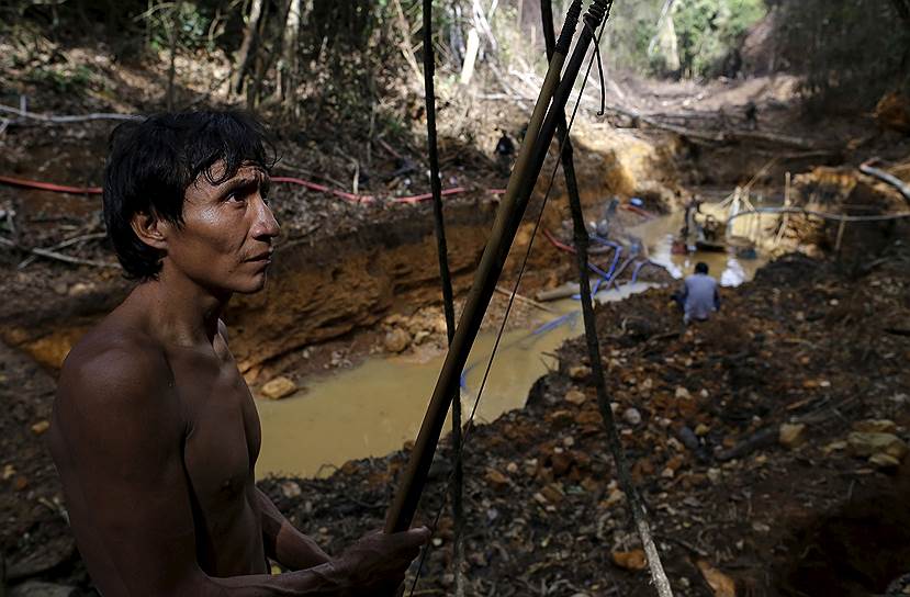 Добыча золота наносит непоправимый вред экологии, а также угрожает коренным народам тропических лесов Амазонки
