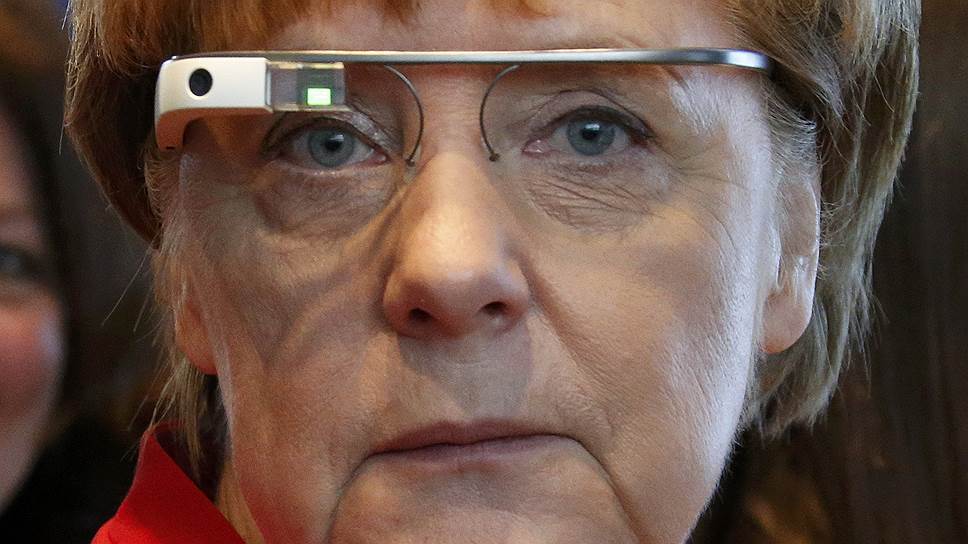 Берлин, Германия. Канцлер Ангела Меркель в очках Google Glass во время посещения стенда Nokia на Дне девочек 
