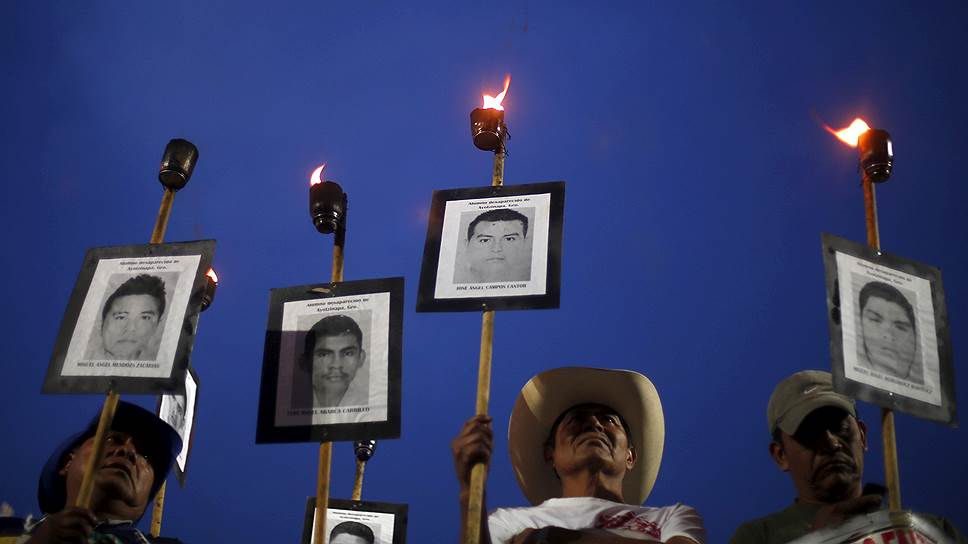 Мехико, Мексика. Марш протеста родственников 43 пропавших без вести студентов с требованием к правительству провести расследование исчезновений