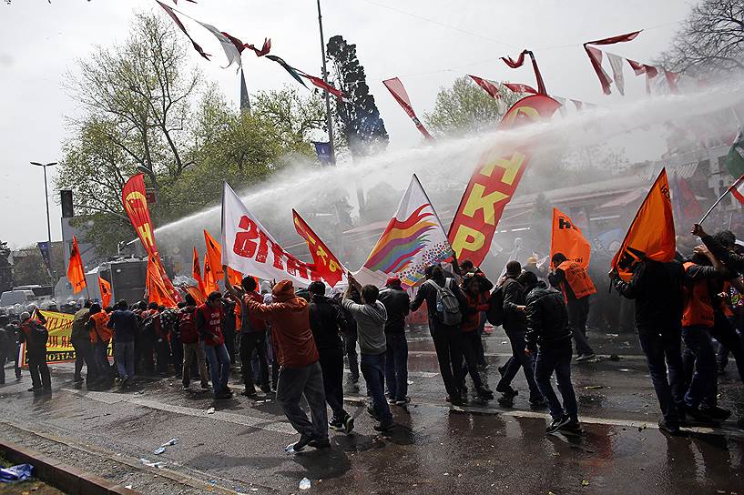 Полиция использует водометы против митингующих в День труда в Стамбуле, Турция 
