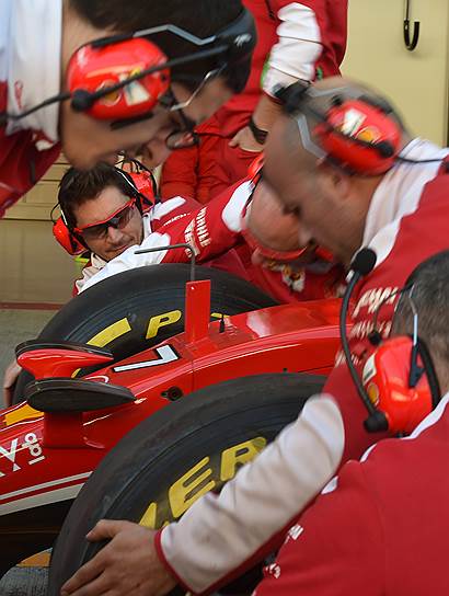 Сочи, Россия. Подготовка болида команды Scuderia Ferrari к свободным заездам на российском этапе «Формула-1»