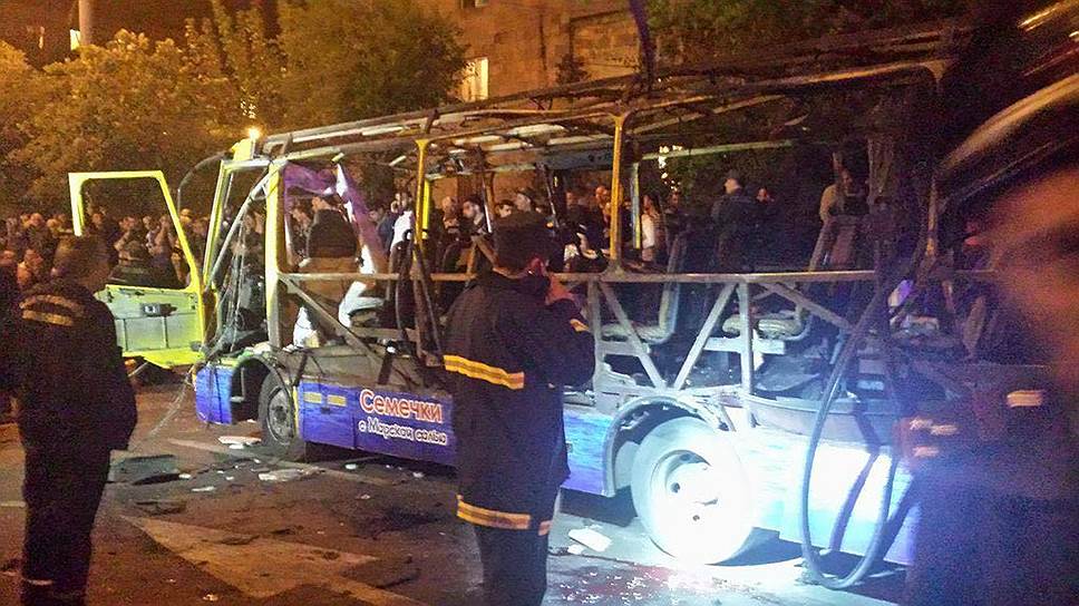 25 апреля. В результате взрыва автобуса в Ереване погибли два человека, еще семеро пострадали 