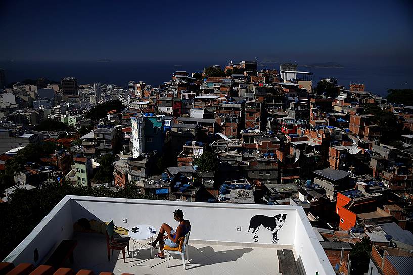 Рио-де-Жанейро, Бразилия. Женщина на крыше хостела в фавеле Кантагалу