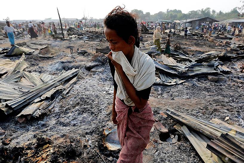 Ситуэ, Мьянма. Женщина на пепелище лагеря для беженцев-рохинья