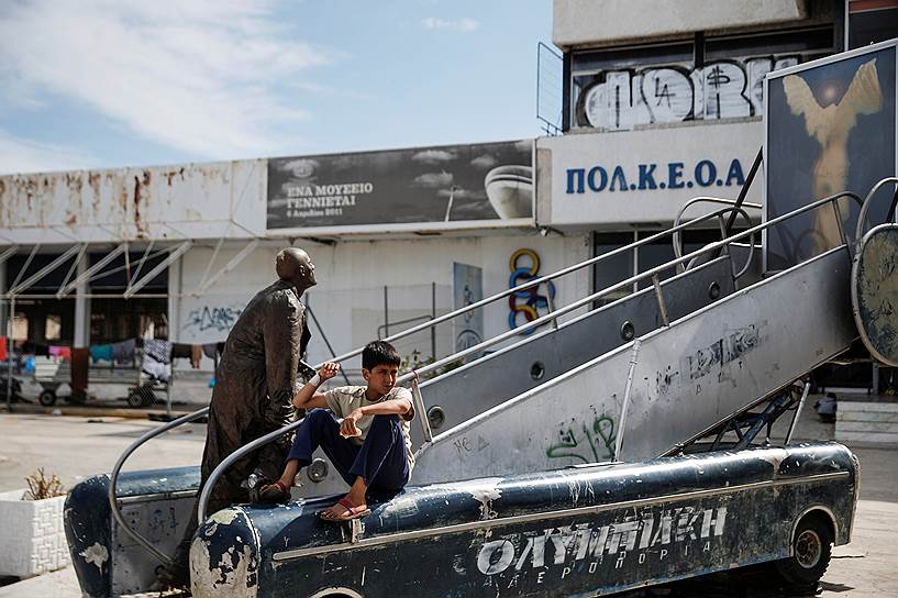 Афины, Греция. Мальчик на территории заброшенного аэропорта Эллиникон, приспособленного под временное размещение мигрантов