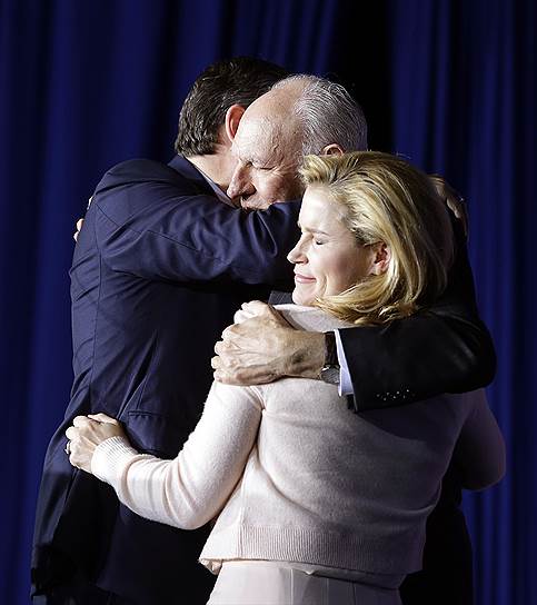 Индианаполис, США. Сенатор Тед Круз обнимает жену и отца после объявления о своем отказе от продолжения гонки на номинацию в кандидаты в президенты США от Республиканской партии