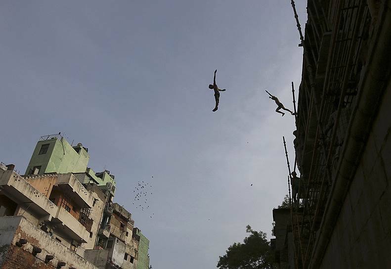 Нью-Дели, Индия. Мальчики прыгают в колодец в жаркий день