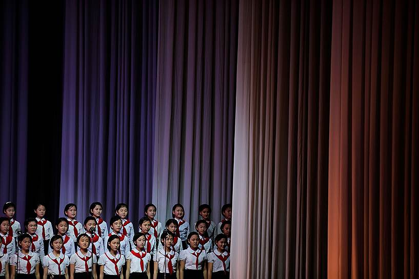 Пхеньян, Северная Корея. Выступление школьников в честь первого за 36 лет съезда правящей партии страны