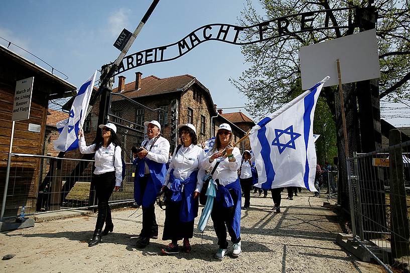 В Польше в этот день прошел «Марш жизни». 10 тыс. человек прошли маршрутом узников нацизма — от Освенцима до лагеря смерти Биркенау