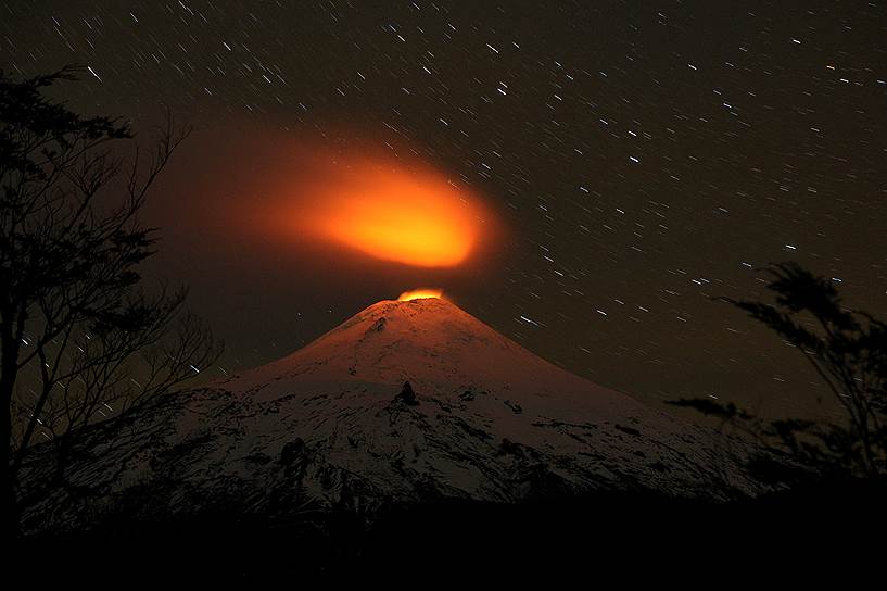 Пукон, Чили. Ночной вид на вулкан Вильяррика