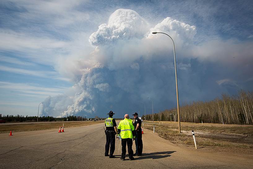 Форт Мак-Мюррей, Канада. Из-за сильных лесных пожаров в канадской провинции Альберта были эвакуированы все жители города