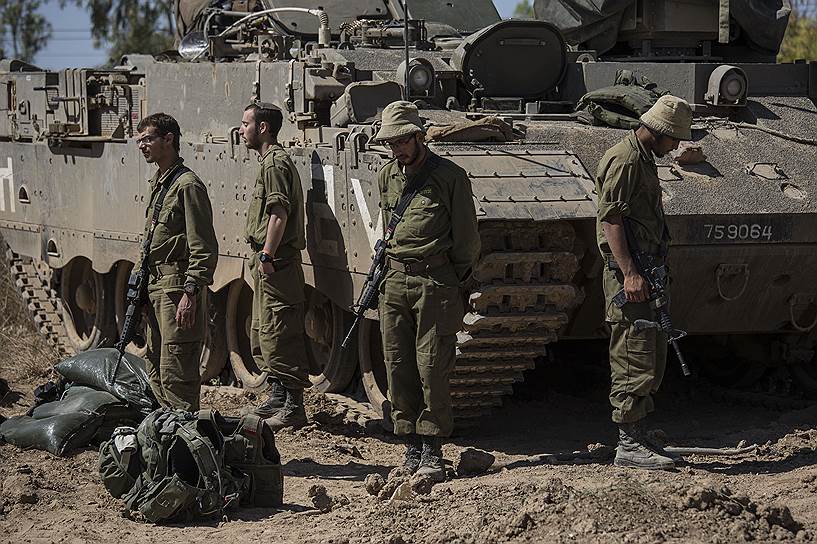 Израильские военные на границе сектора Газа во время звучания двухминутной траурной сирены