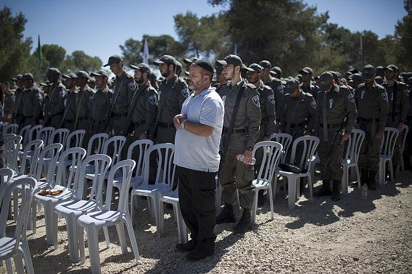 Офицеры пограничной полиции в Лесу Мучеников во время звучания траурной сирены