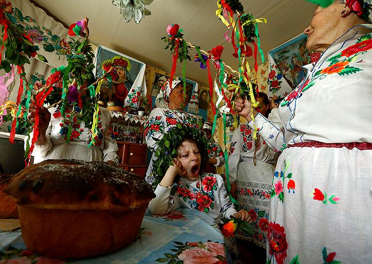 Погост, Белоруссия. Крестьяне молятся языческим богам за обильный урожай 