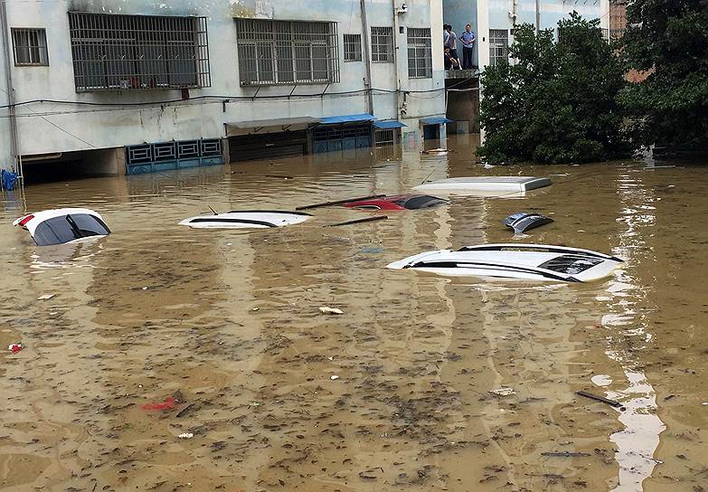Юнчжоу, Китай. Транспорт, затопленный во время наводнение, вызванное сильными дождями  