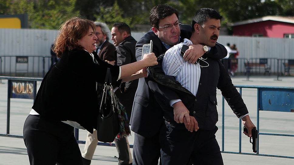 Стамбул, Турция.  Попытка убийства турецкого журналиста Джана Дюндара перед зданием суда 