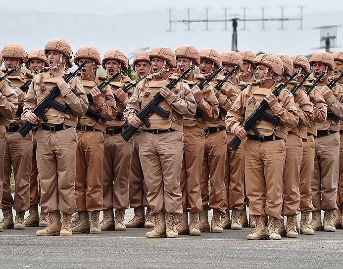 Российские военнослужащие во время генеральной репетиции парада Победы на авиабазе «Хмеймим»