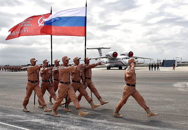 Российские военнослужащие во время генеральной репетиции парада, посвященного 71-й годовщине Победы в Великой Отечественной войне, на авиабазе «Хмеймим»