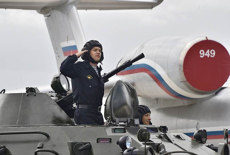 Российский военнослужащий отдает честь на генеральной репетиции парада Победы на авиабазе «Хмеймим»