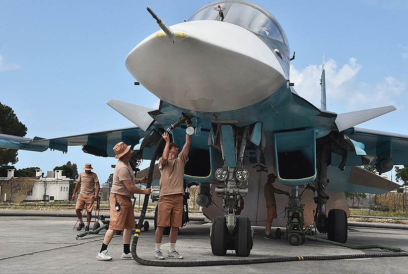 Подготовка многофункционального истребителя-бомбардировщика Су-34 к вылету на авиабазе «Хмеймим»