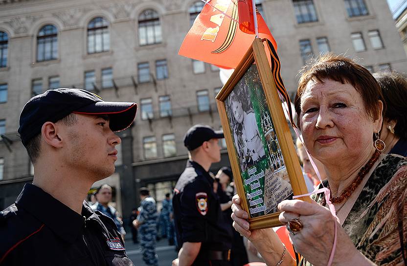 Участники акции памяти &quot;Бессмертный полк&quot; во время шествия в Москве
