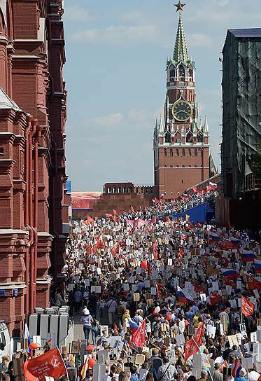 Участники шествия &quot;Бессмертный полк&quot; в Москве