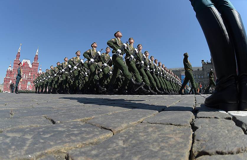 Военнослужащие парадных расчетов во время военного парада