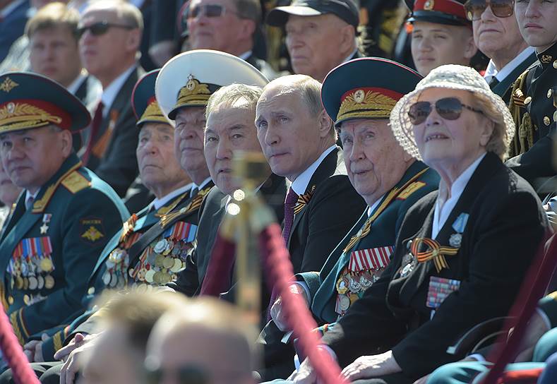 Президенты Казахстана (слева) и России Нурсултан Назарбаев и Владимир Путин на военном параде на Красной площади