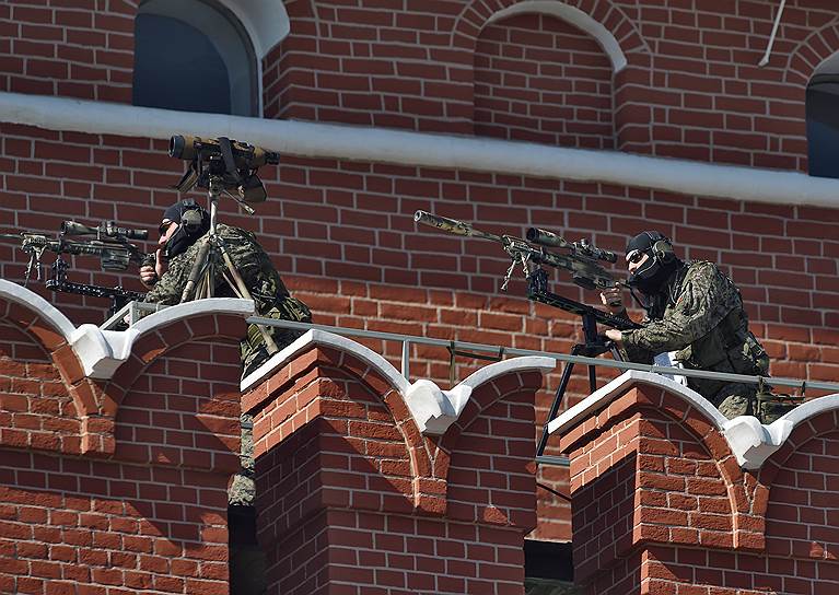 Снайперы на военном параде, посвященному Дню победы в ВОВ