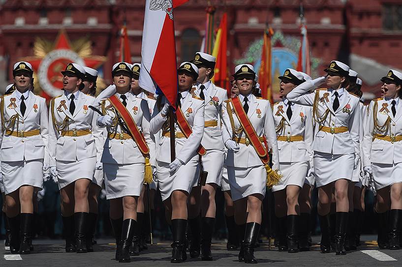 Cводный парадный расчет женщин-военнослужащих Военного университета Минобороны России во время парада