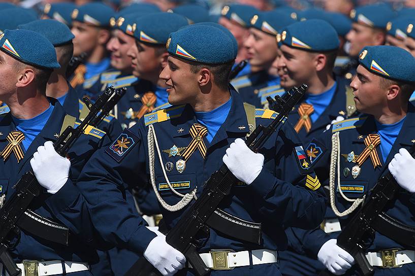 Военнослужащие парадных расчетов во время военного парада