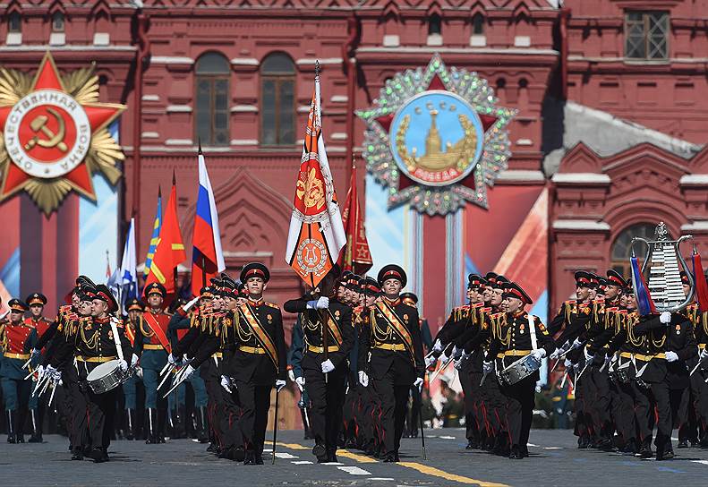Военные музыканты на параде на Красной площади