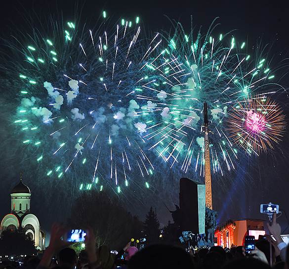 Праздничный фейерверк в честь Дня Победы на Поклонной горе в Москве 