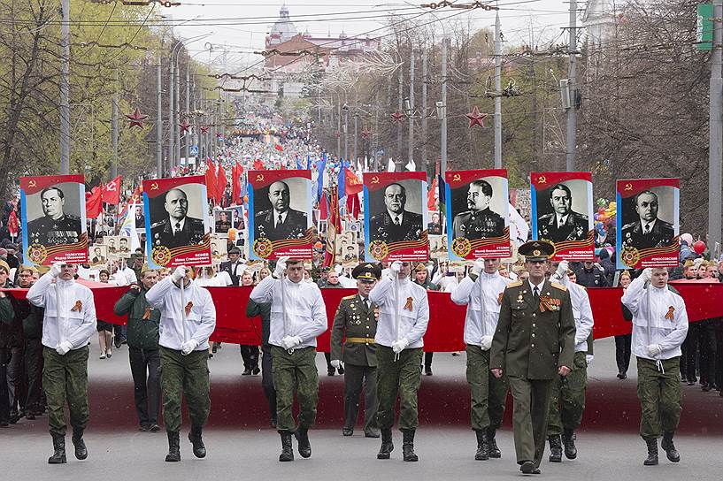 Участники акции памяти &quot;Бессмертный полк&quot; во время шествия в Томске
