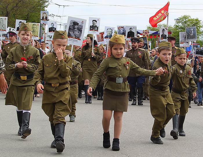 Участники акции памяти &quot;Бессмертный полк&quot; во время шествия в Ростове-на-Дону