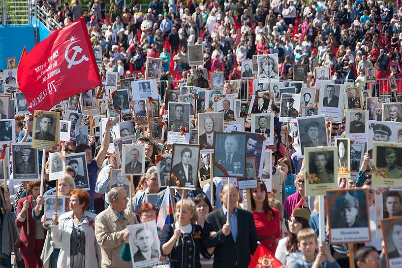 Участники акции памяти &quot;Бессмертный полк&quot; во время шествия в Самаре
